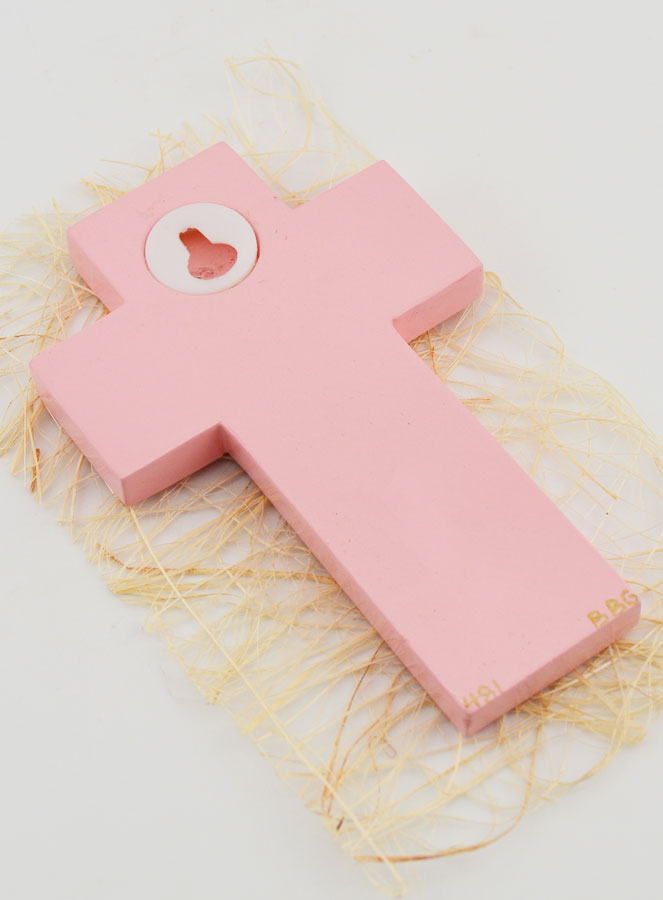 Croix Enfant en Bois Petite Brebis Rose - 12 cm (pic 4)