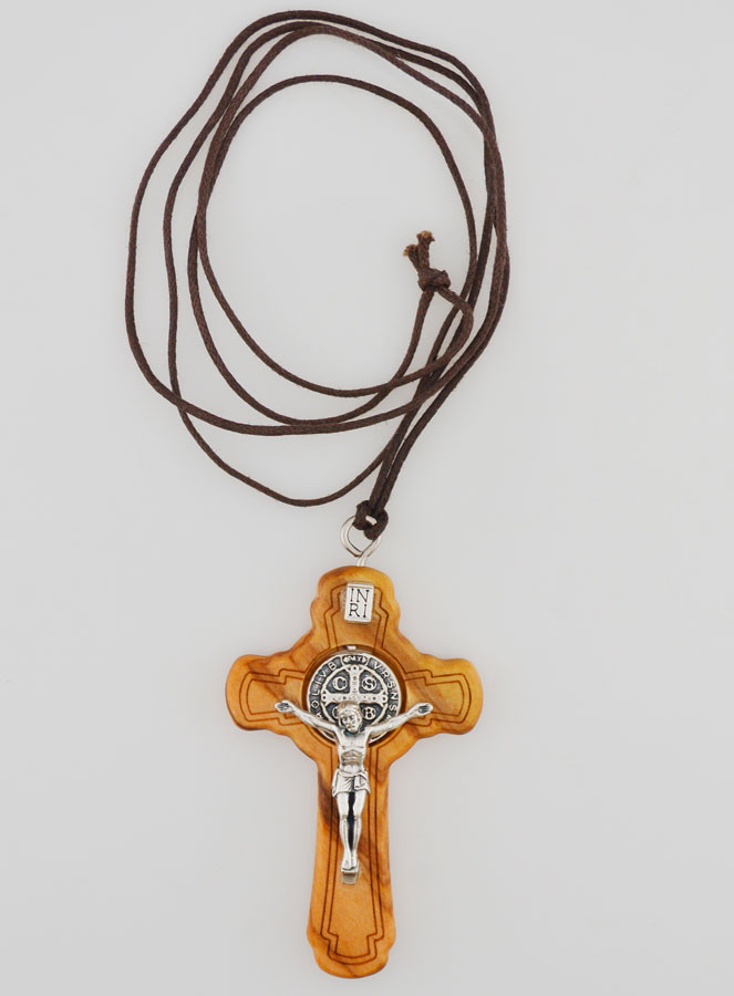 Croix de Saint Benoît en Bois d'Olivier Sculpté (pic 2)