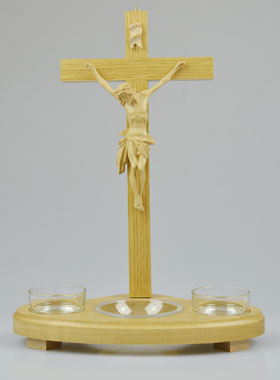 Crucifix du Christ en Bois sur Socle avec Bougies (pic 1)