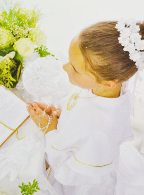 Image de Première Communion - Communiante en Prière (pic 1)
