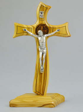 Croix de Saint Benoît en Bois d'Olivier sur Socle - 18cm (pic 1)