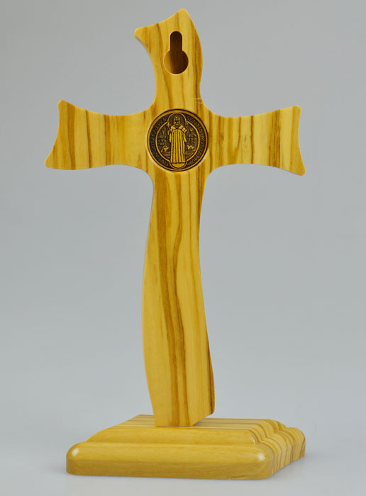 Croix de Saint Benoît en Bois d'Olivier sur Socle - 18cm (pic 3)