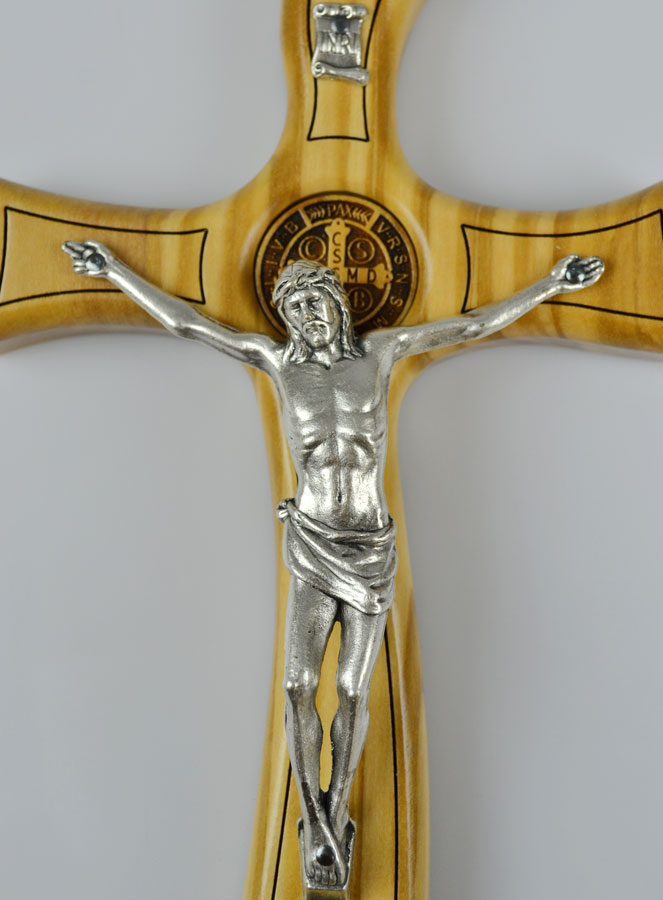 Crucifix Croix de Saint Benoît en Bois d'Olivier (pic 3)