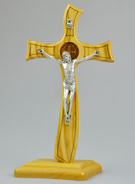Croix de Saint Benoît en Bois d'Olivier sur Socle - 22cm (pic 1)
