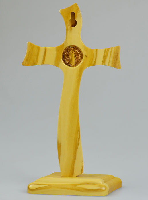 Croix de Saint Benoît en Bois d'Olivier sur Socle - 22cm (pic 3)