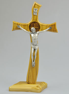 Croix de Saint Benoît en Bois d'Olivier Sur Socle - 28cm (pic 1)