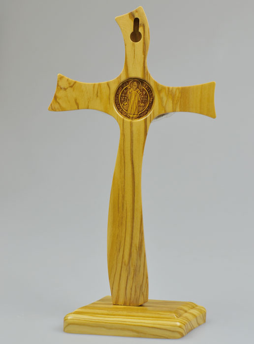 Croix de Saint Benoît en Bois d'Olivier Sur Socle - 28cm (pic 3)