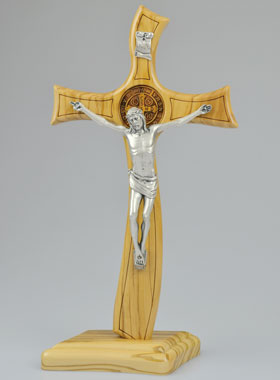 Crucifix de Saint Benoît en Bois d'Olivier Sur Socle - 28cm (pic 1)