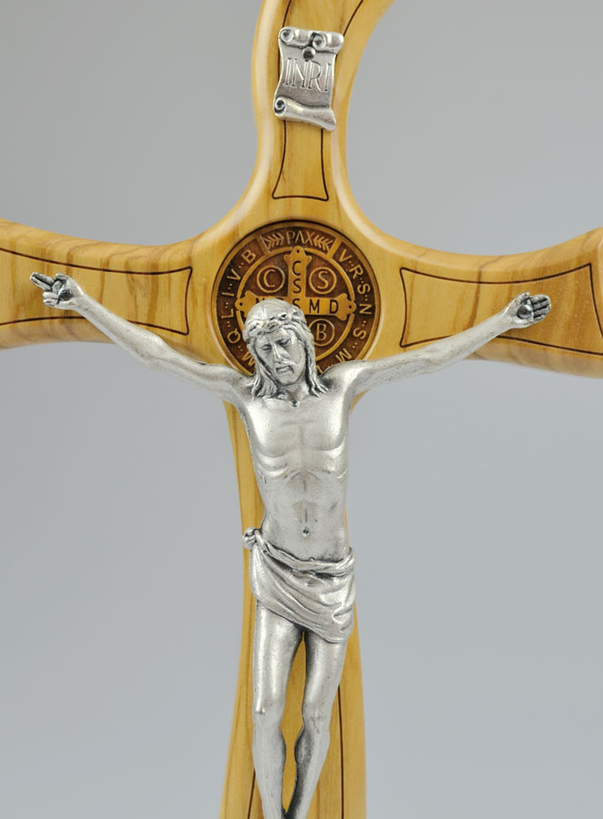 Crucifix de Saint Benoît en Bois d'Olivier Sur Socle - 28cm (pic 3)