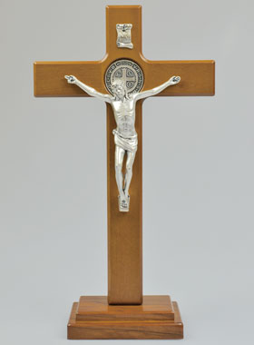 Croix de Saint Benoît en Bois sur Socle - 27cm (pic 1)