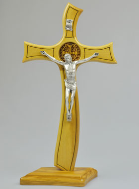Croix de Saint Benoît en Bois d'Olivier sur Socle - 33cm (pic 1)