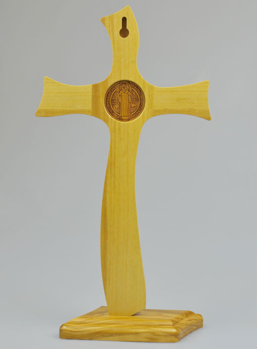Croix de Saint Benoît en Bois d'Olivier sur Socle - 33cm (pic 3)
