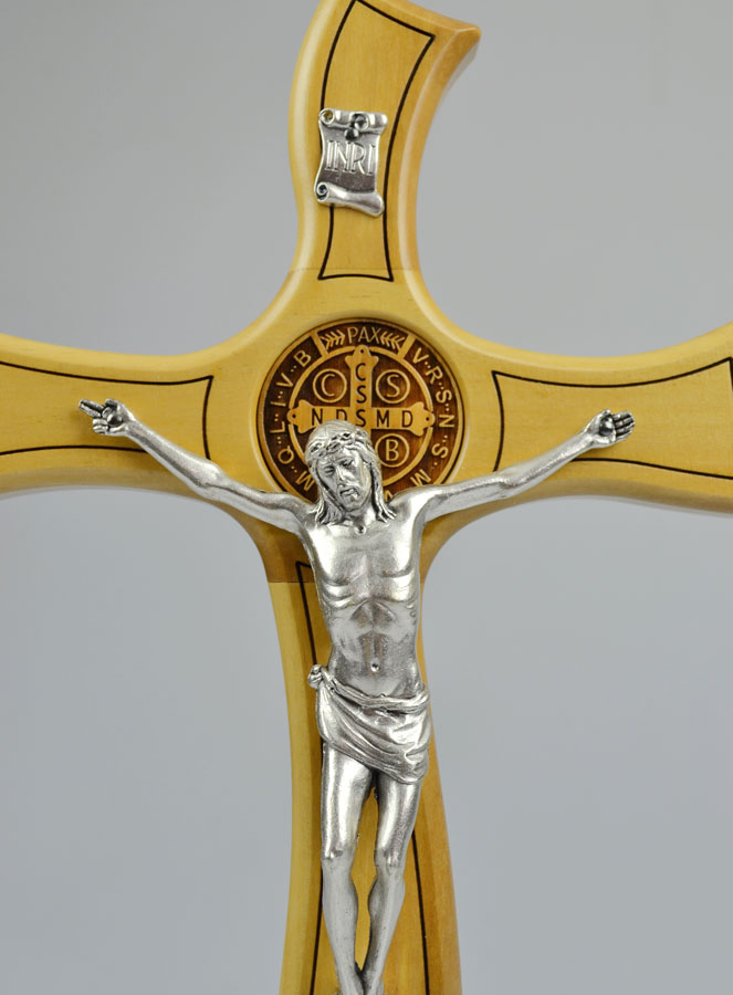 Crucifix de Saint Benoît en Bois d'Olivier sur Socle - 33cm (pic 3)