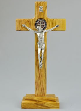 Croix de Saint Benoît en Bois Clair sur Socle - 22 x 11 cm (pic 1)