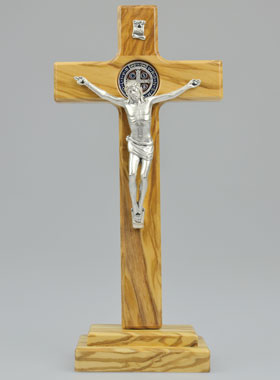 Crucifix de Saint Benoît en Bois Clair sur Socle - 22 x 11 cm (pic 1)