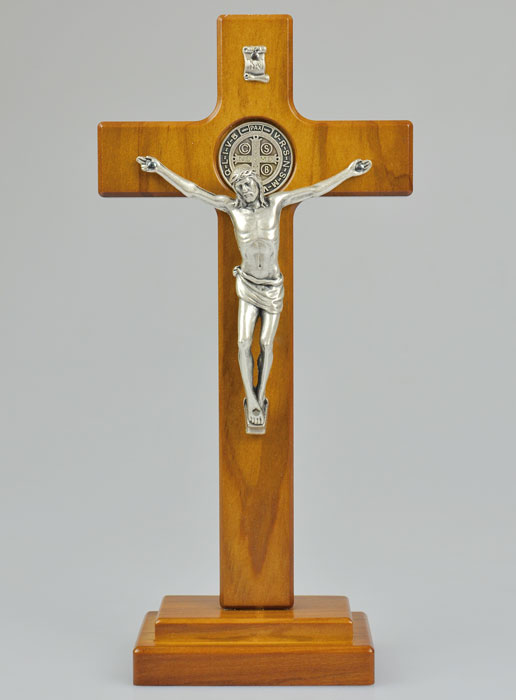 Croix de Saint Benoît en Bois Foncé sur Socle - 22cm (pic 2)