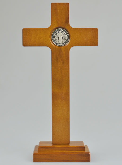 Croix de Saint Benoît en Bois Foncé sur Socle - 22cm (pic 3)