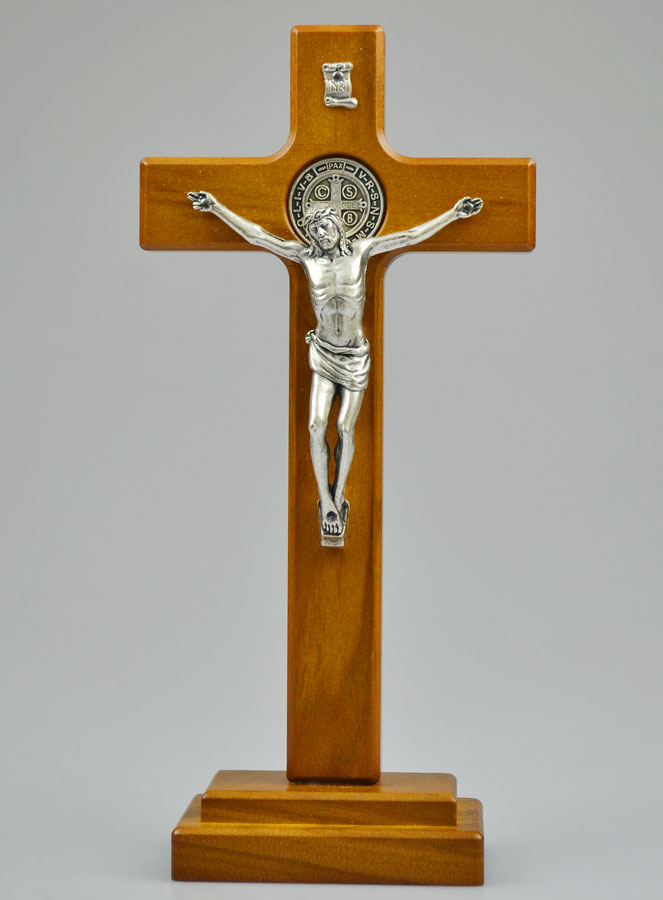 Crucifix de Saint Benoît en Bois Foncé sur Socle - 22cm (pic 2)