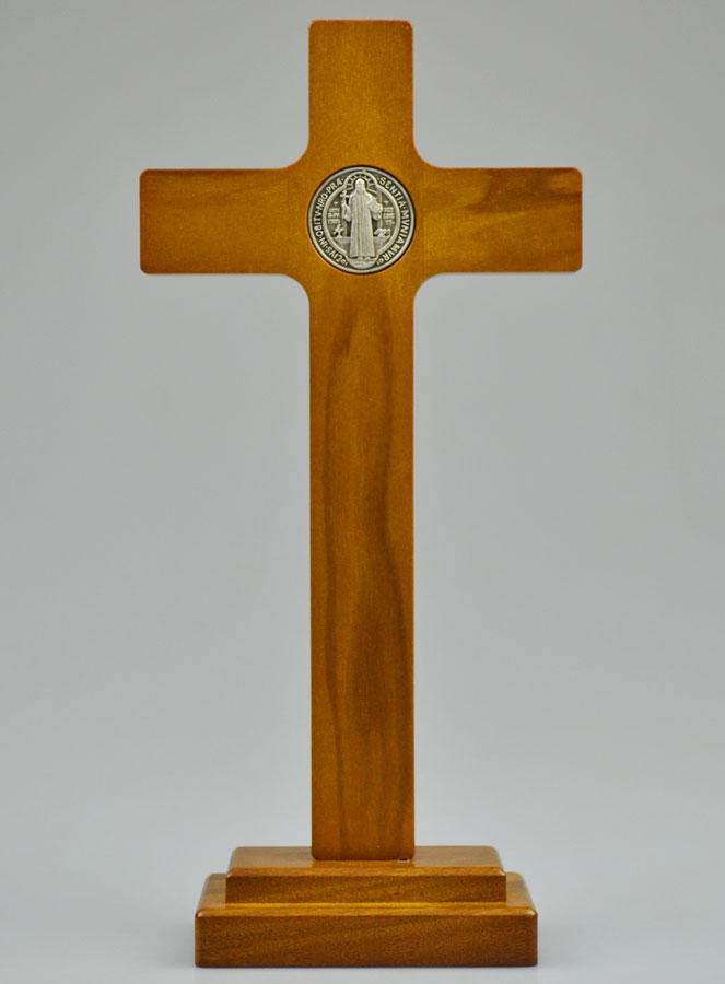 Crucifix de Saint Benoît en Bois Foncé sur Socle - 22cm (pic 4)