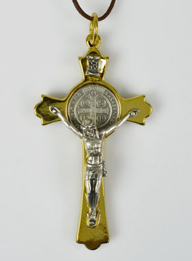 Pendentif Croix de Saint Benoit Dorée avec Cordon (pic 1)