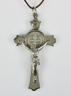 Pendentif Croix de Saint Benoit Argentée avec Cordon (pic 1)