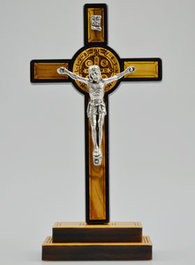Crucifix Croix de Saint Benoît en Bois sur Socle - 14cm (pic 1)