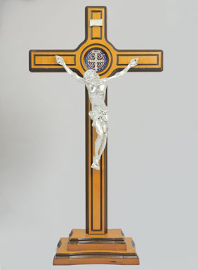 Grande Croix de Saint Benoît en Bois sur Socle - 53cm (pic 1)