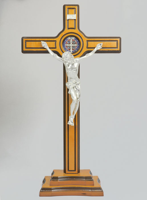 Grande Croix de Saint Benoît en Bois sur Socle - 53cm (pic 2)