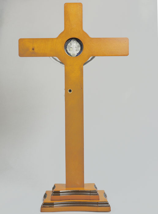 Grande Croix de Saint Benoît en Bois sur Socle - 53cm (pic 3)