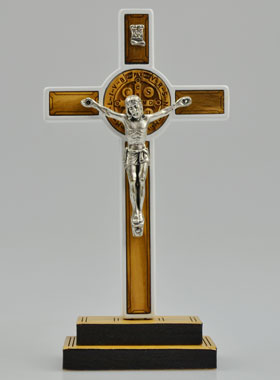 Crucifix de Saint Benoît en Bois sur Socle - 14cm (pic 1)