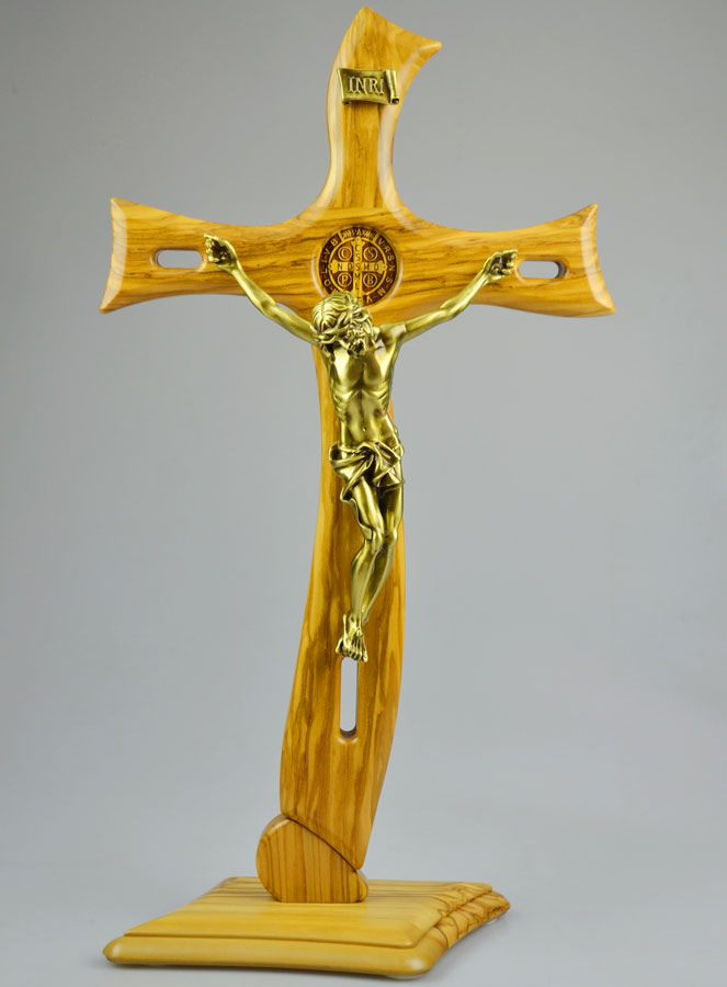 Grand Crucifix de Saint Benoît en Bois d'Olivier sur Socle (pic 1)