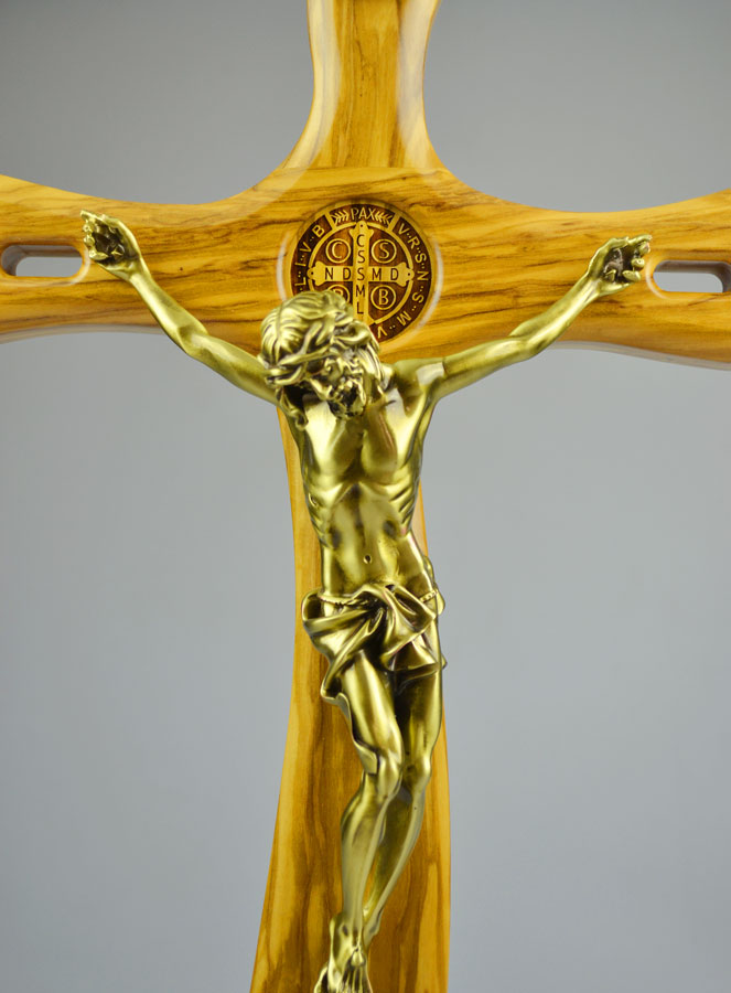 Grand Crucifix de Saint Benoît en Bois d'Olivier sur Socle (pic 4)