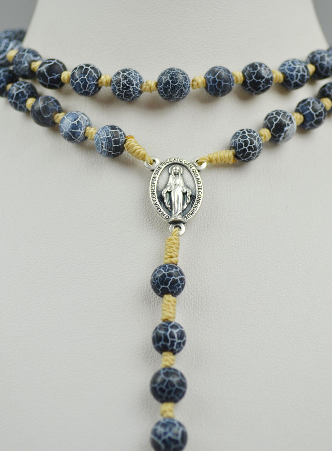 Chapelet en Pierre d'Agate Bleue sur Cordelette (pic 3)