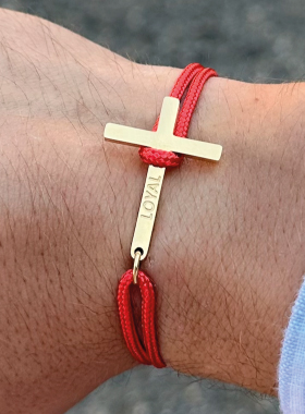 Bracelet avec Croix Dorée sur Cordon Rouge - Taille Femme (pic 1)