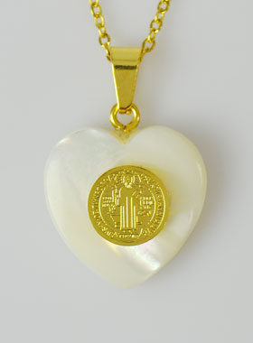 Collier Religieux Coeur de Nacre & Médaille St Benoît - Or (pic 1)