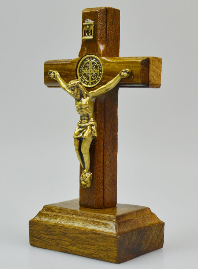 Crucifix de Saint Benoît en Bois sur Socle - 7cm (pic 3)