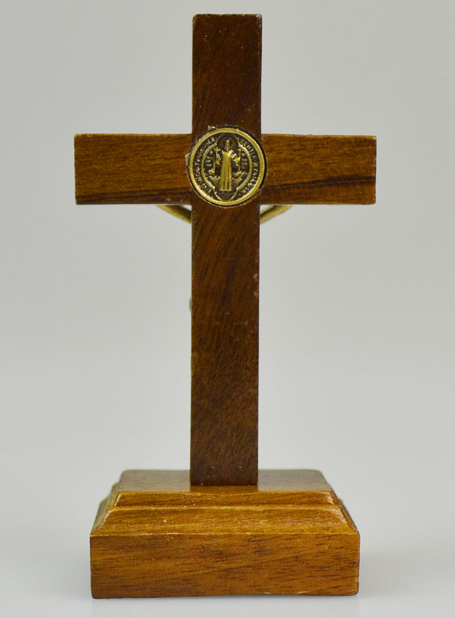 Crucifix de Saint Benoît en Bois sur Socle - 7cm (pic 4)