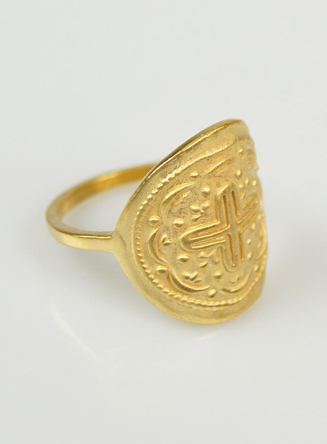 Bague Croix du Christ Sculptée - Plaqué Or - Taille 50 (pic 3)
