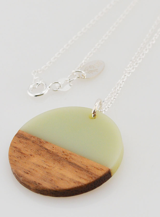 Collier Religieux en Argent - Cercle Bois Résine & Croix Ajourée (pic 4)