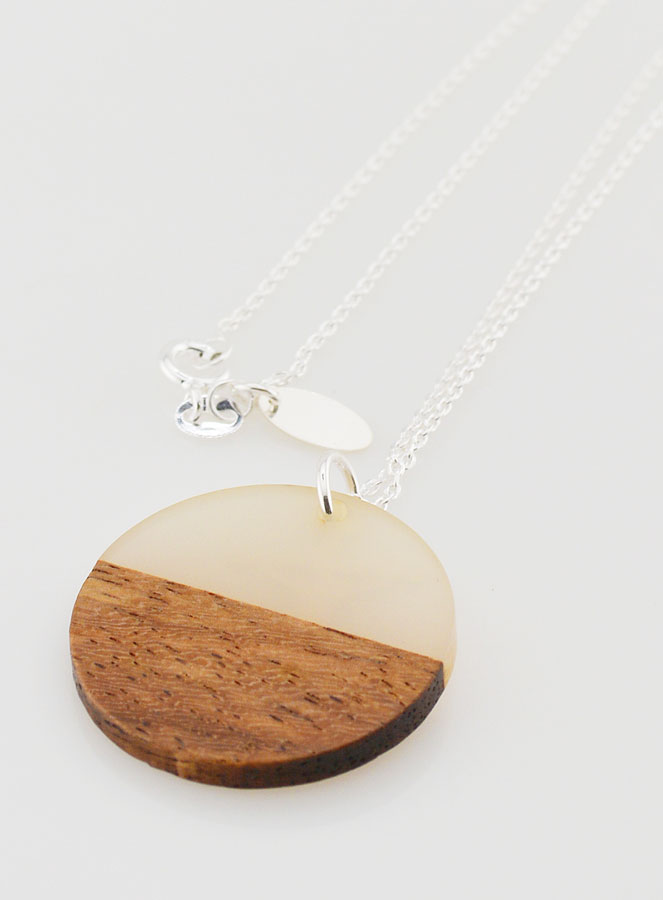 Pendentif Croix du Christ & Cercle Bois Résine - Blanc (pic 4)