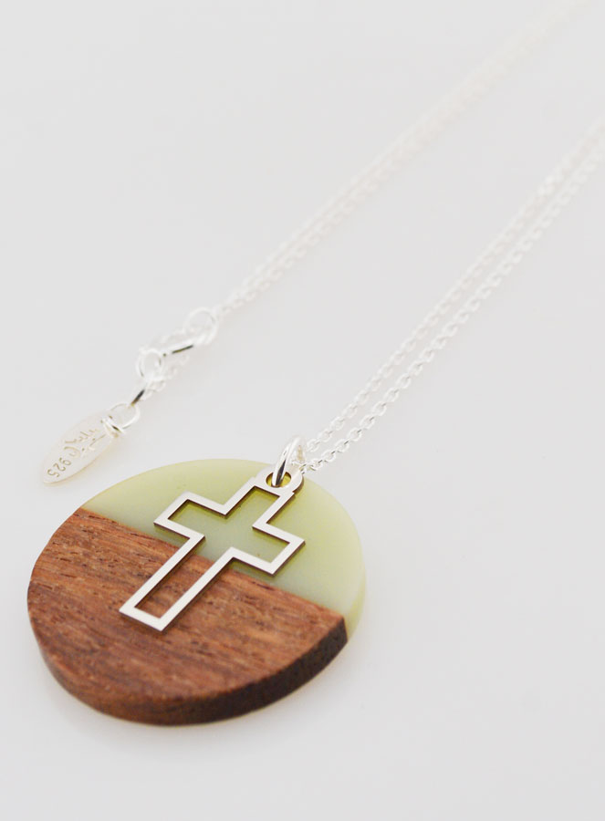 Pendentif Croix Ajourée & Cercle Bois Résine - Vert (pic 3)
