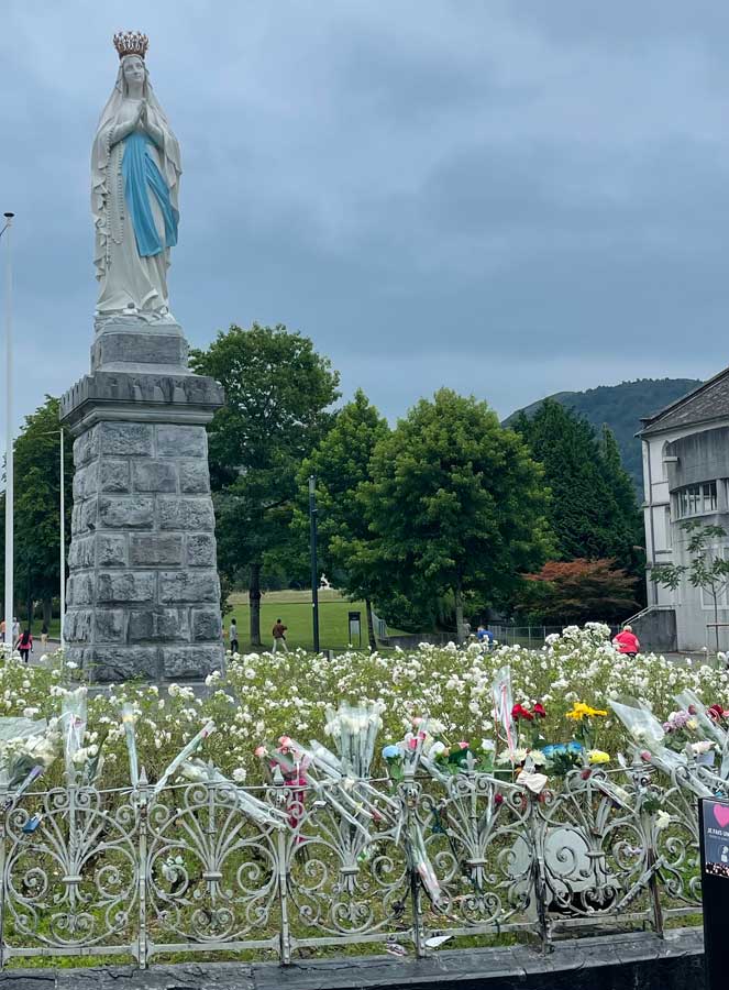 Bouquet de Fleurs à Notre Dame de Lourdes (pic 1)