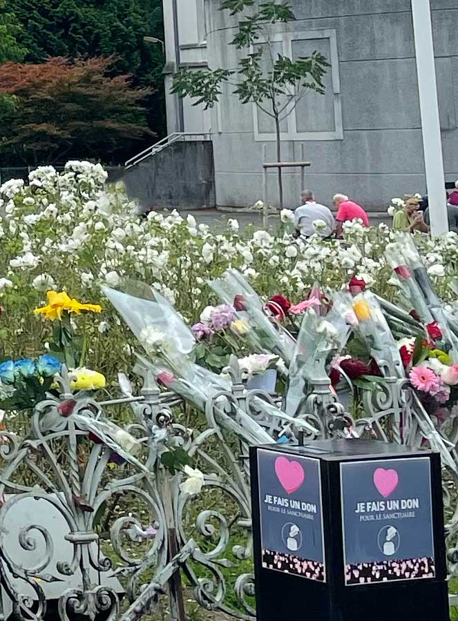 Bouquet de Fleurs à Notre Dame de Lourdes (pic 2)