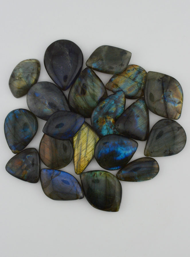 Pierre Naturelle de Labradorite Percé en Largeur (pic 1)