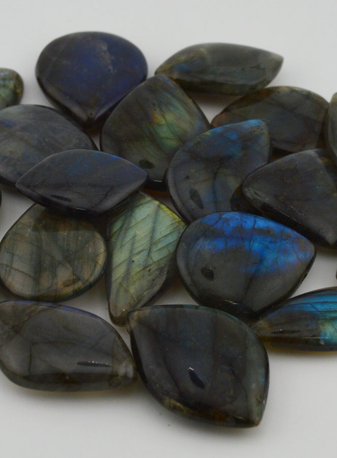 Pierre Naturelle de Labradorite Percé en Largeur (pic 2)