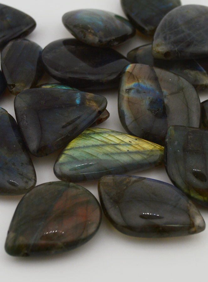 Pierre Naturelle de Labradorite Percé en Largeur (pic 3)
