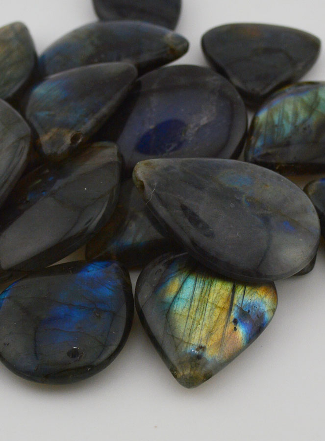 Pierre Naturelle de Labradorite Percé en Largeur (pic 4)