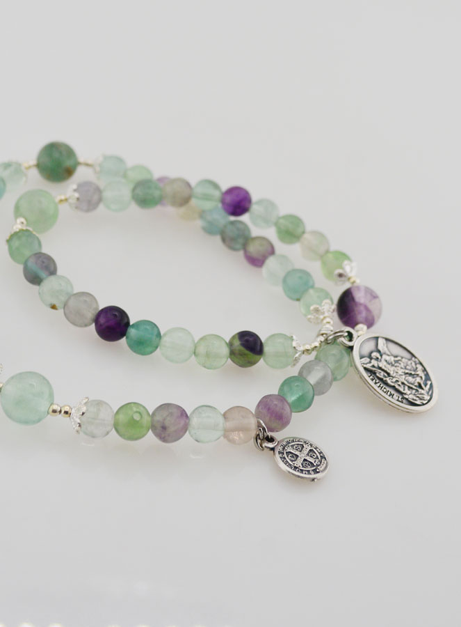 Bracelet Chapelet en Fluorite - Saint Michel & Saint Benoît (pic 4)