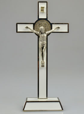 Crucifix Croix de Saint Benoit sur Socle - 20cm - Métal Blanc (pic 1)