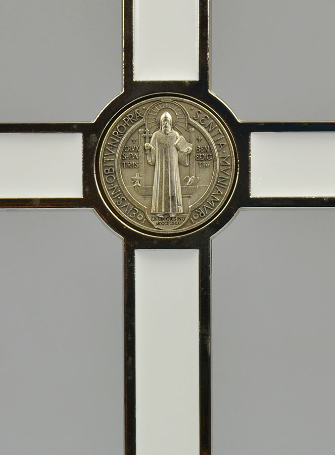 Crucifix Croix de Saint Benoit sur Socle - 20cm - Métal Blanc (pic 4)